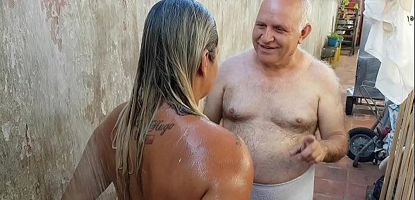  Vovô dando Banho na Novinha que conheceu na Praia !!! Paty Bumbum - Vovo doidera - El Toro De Oro